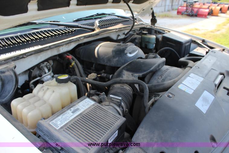 image for item J3524 2002 Chevrolet Silverado 1500 pickup truck