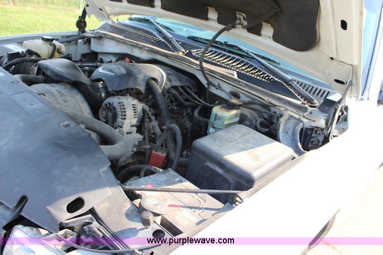 image for item J3524 2002 Chevrolet Silverado 1500 pickup truck