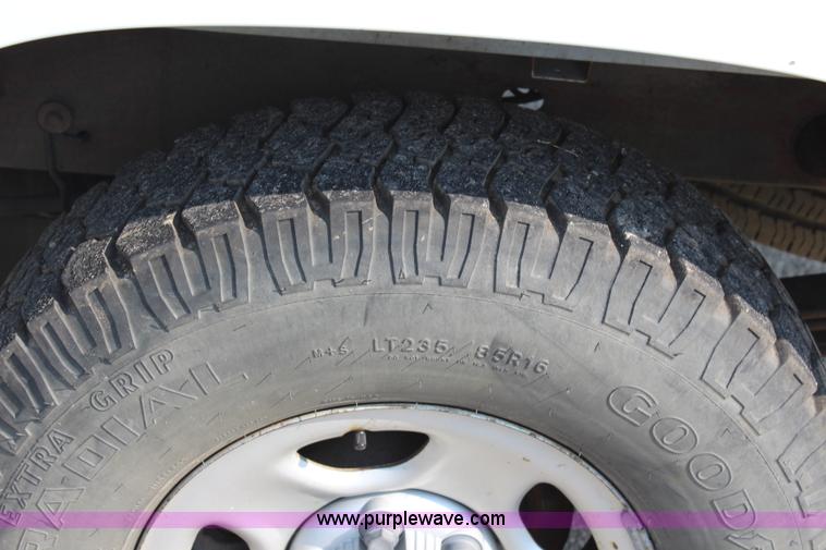 image for item J3524 2002 Chevrolet Silverado 1500 pickup truck