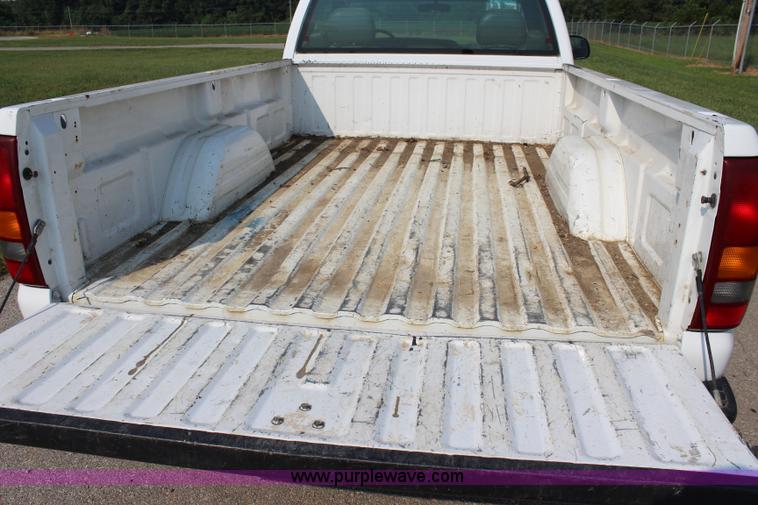 image for item J3524 2002 Chevrolet Silverado 1500 pickup truck