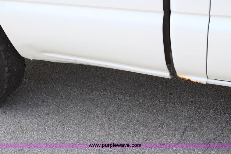 image for item J3524 2002 Chevrolet Silverado 1500 pickup truck