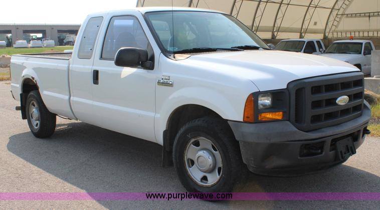 image for item J3525 2005 Ford F250 Super Duty SuperCab pickup truck