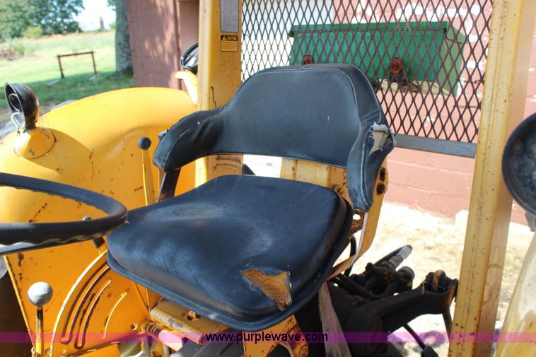 image for item J3651 1972 John Deere 401B tractor