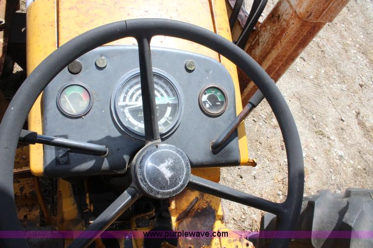 image for item J3651 1972 John Deere 401B tractor