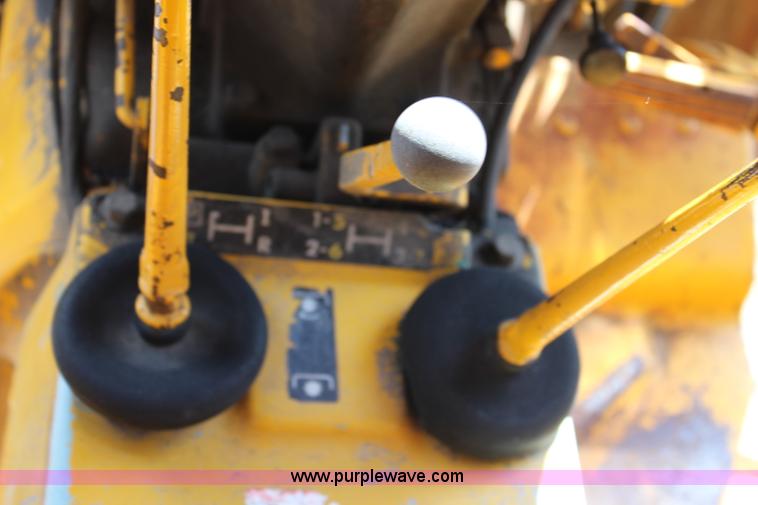 image for item J3651 1972 John Deere 401B tractor