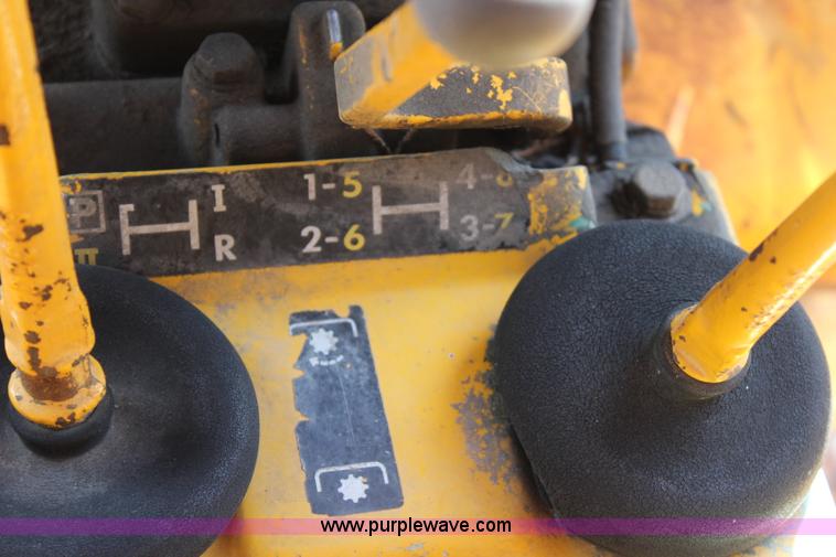 image for item J3651 1972 John Deere 401B tractor