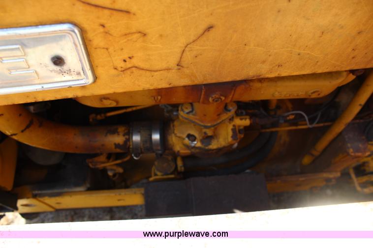 image for item J3651 1972 John Deere 401B tractor