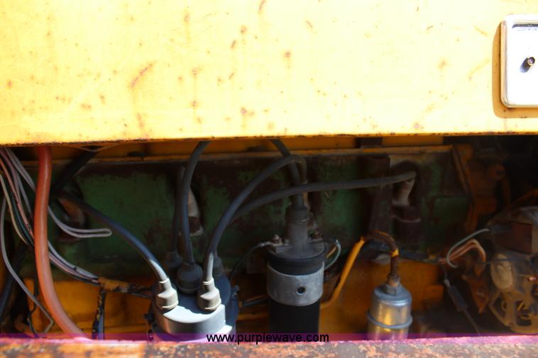 image for item J3651 1972 John Deere 401B tractor