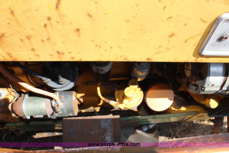 image for item J3651 1972 John Deere 401B tractor