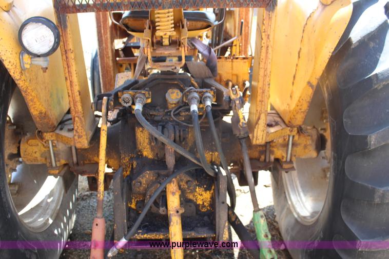 image for item J3651 1972 John Deere 401B tractor