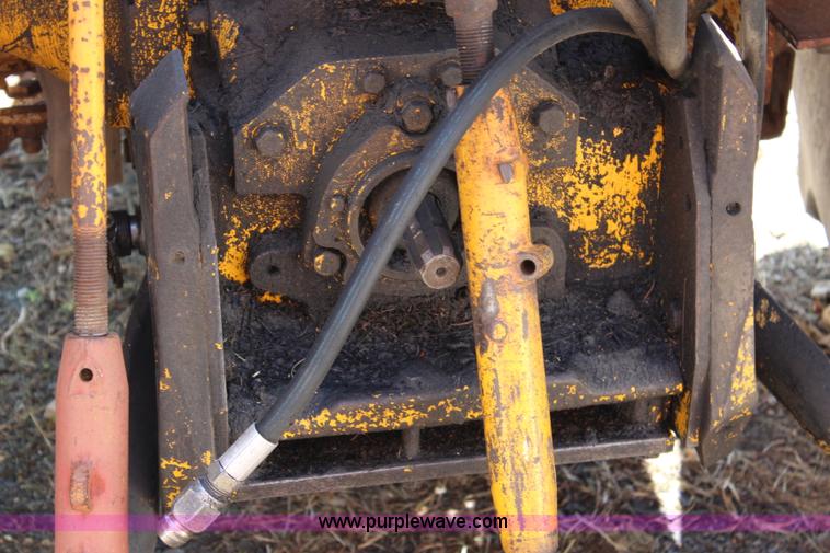 image for item J3651 1972 John Deere 401B tractor