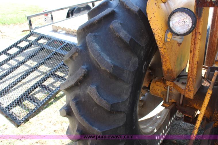 image for item J3651 1972 John Deere 401B tractor