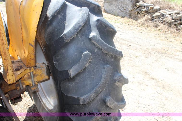 image for item J3651 1972 John Deere 401B tractor