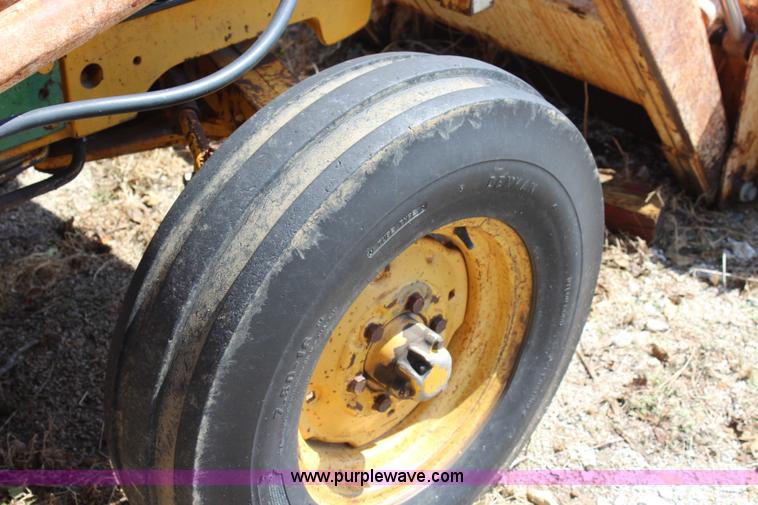 image for item J3651 1972 John Deere 401B tractor