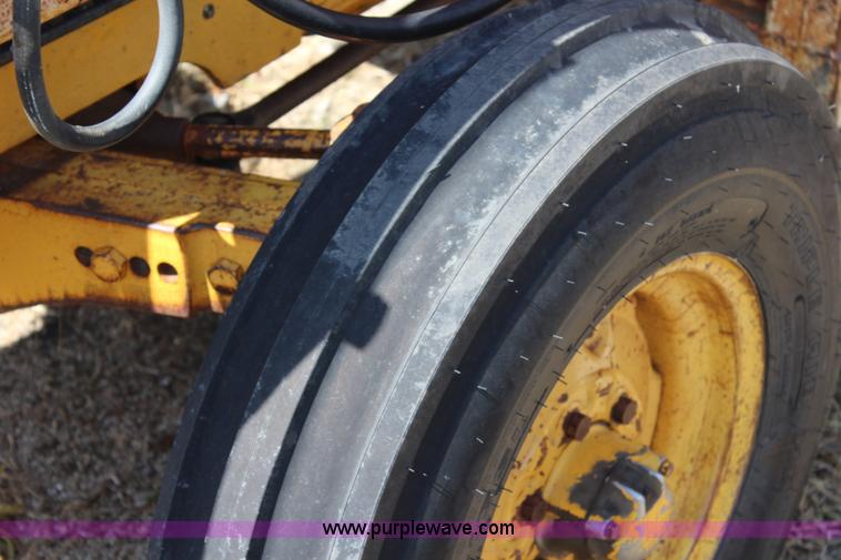 image for item J3651 1972 John Deere 401B tractor