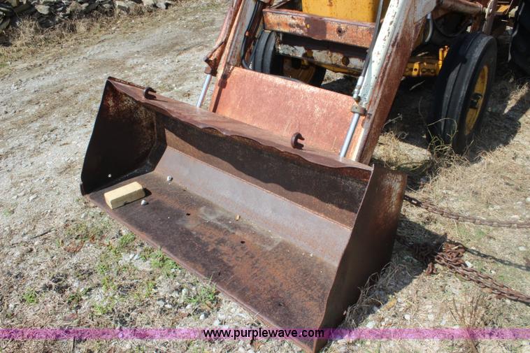 image for item J3651 1972 John Deere 401B tractor