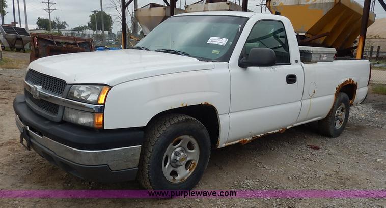 image for item J6408 2003 Chevrolet Silverado 1500 pickup truck
