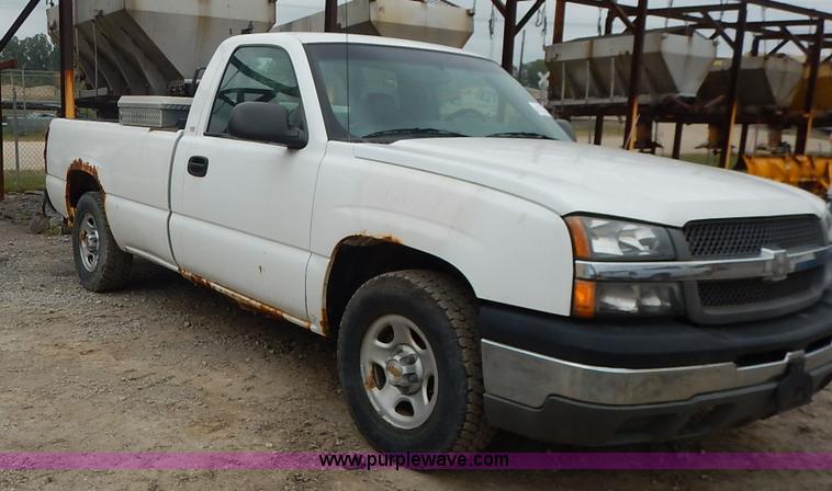 image for item J6408 2003 Chevrolet Silverado 1500 pickup truck