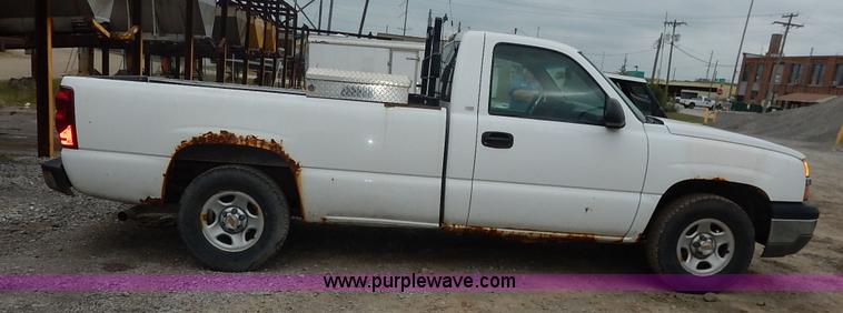 image for item J6408 2003 Chevrolet Silverado 1500 pickup truck