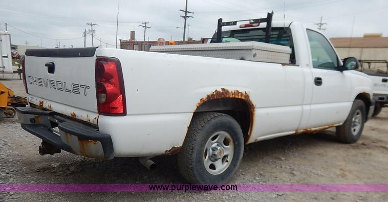 image for item J6408 2003 Chevrolet Silverado 1500 pickup truck