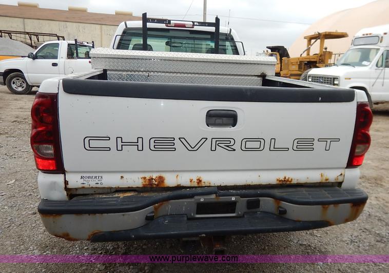image for item J6408 2003 Chevrolet Silverado 1500 pickup truck