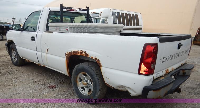 image for item J6408 2003 Chevrolet Silverado 1500 pickup truck