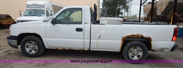 image for item J6408 2003 Chevrolet Silverado 1500 pickup truck