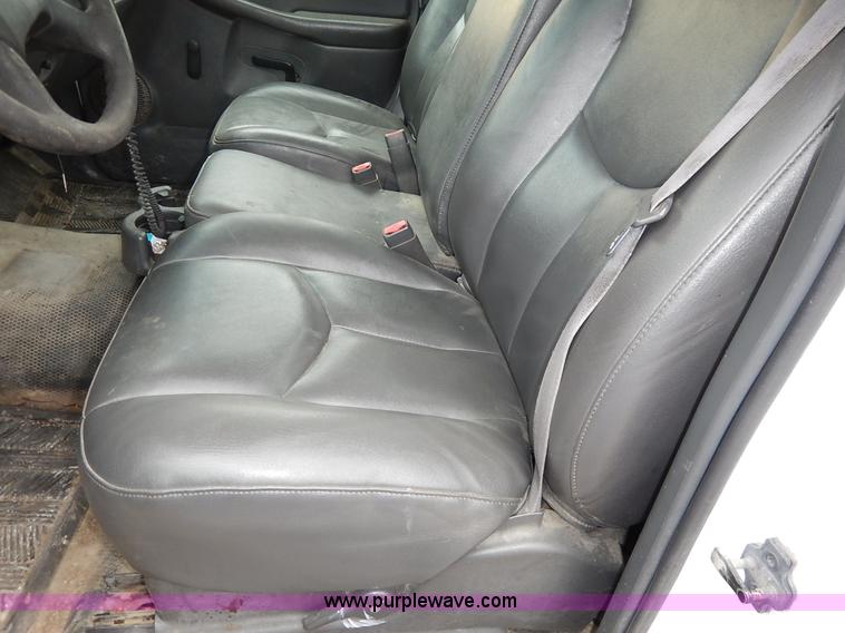 image for item J6408 2003 Chevrolet Silverado 1500 pickup truck