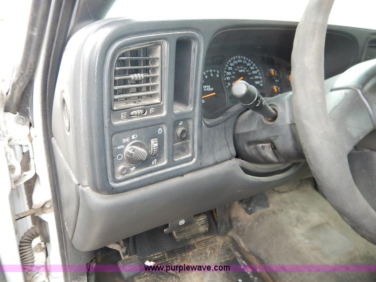 image for item J6408 2003 Chevrolet Silverado 1500 pickup truck