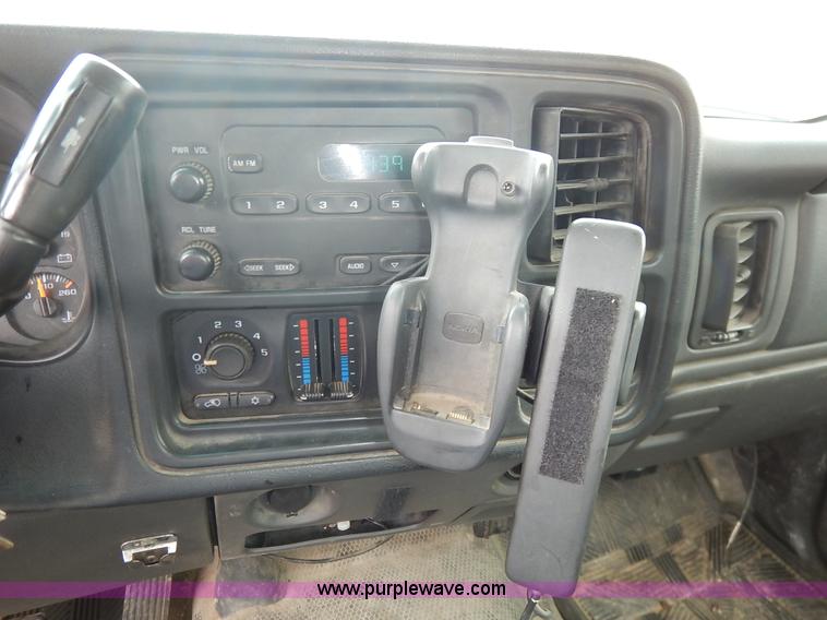 image for item J6408 2003 Chevrolet Silverado 1500 pickup truck