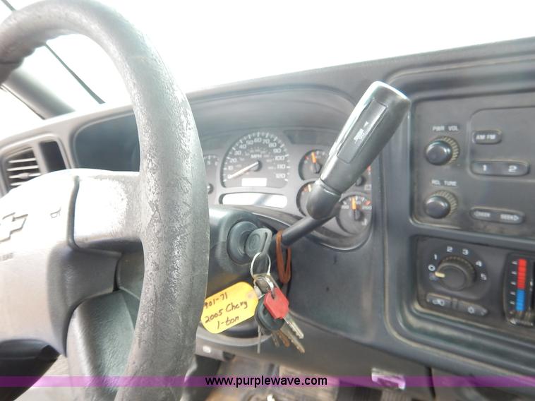 image for item J6408 2003 Chevrolet Silverado 1500 pickup truck