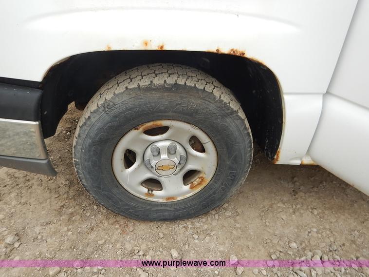 image for item J6408 2003 Chevrolet Silverado 1500 pickup truck