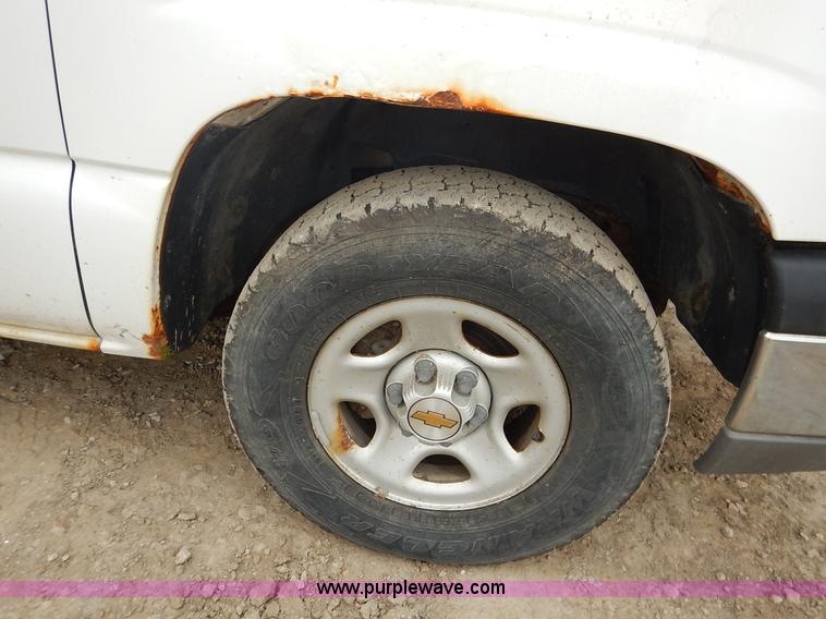 image for item J6408 2003 Chevrolet Silverado 1500 pickup truck