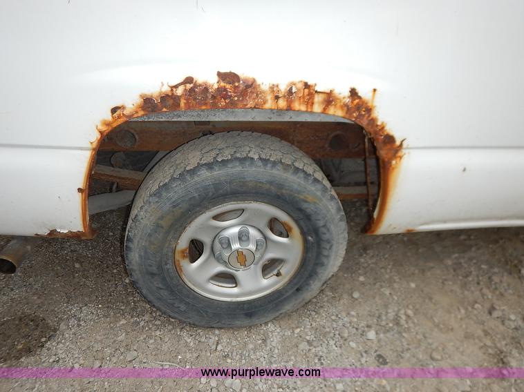 image for item J6408 2003 Chevrolet Silverado 1500 pickup truck