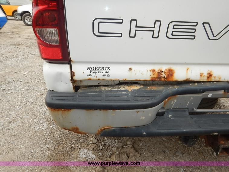 image for item J6408 2003 Chevrolet Silverado 1500 pickup truck