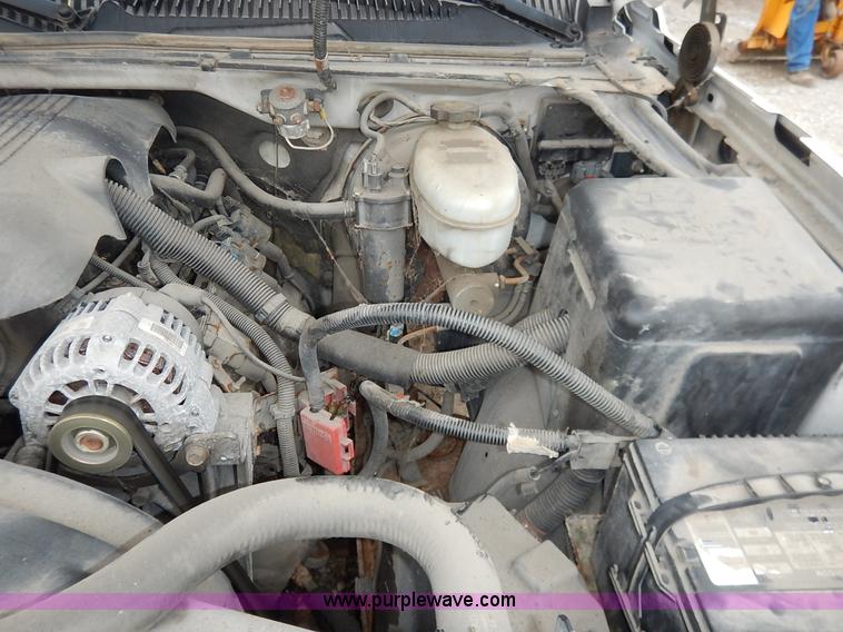 image for item J6408 2003 Chevrolet Silverado 1500 pickup truck