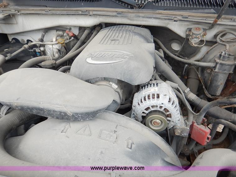 image for item J6408 2003 Chevrolet Silverado 1500 pickup truck