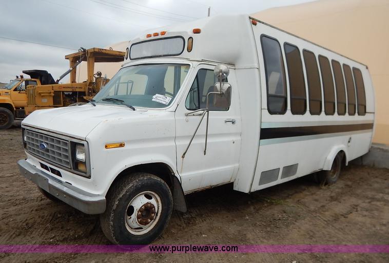 image for item J6417 1989 Ford Econoline E350 bus