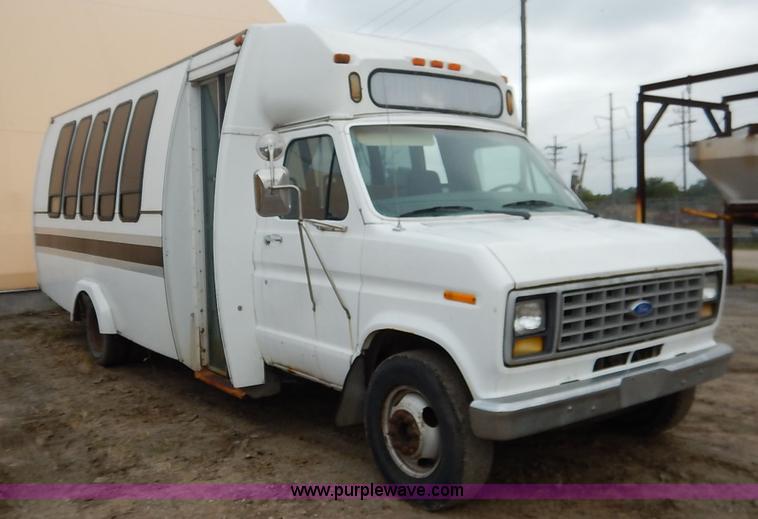 image for item J6417 1989 Ford Econoline E350 bus