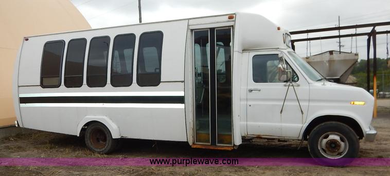 image for item J6417 1989 Ford Econoline E350 bus