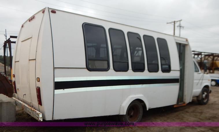 image for item J6417 1989 Ford Econoline E350 bus