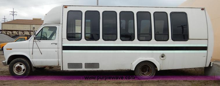 image for item J6417 1989 Ford Econoline E350 bus