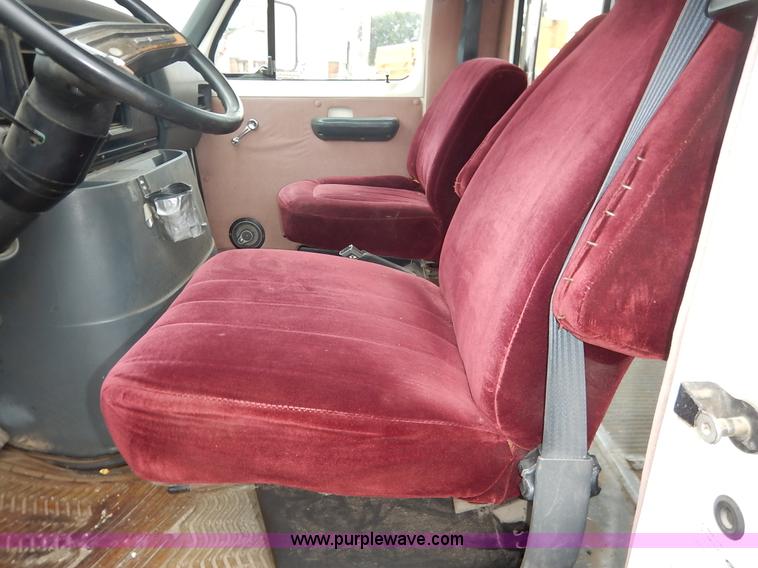 image for item J6417 1989 Ford Econoline E350 bus