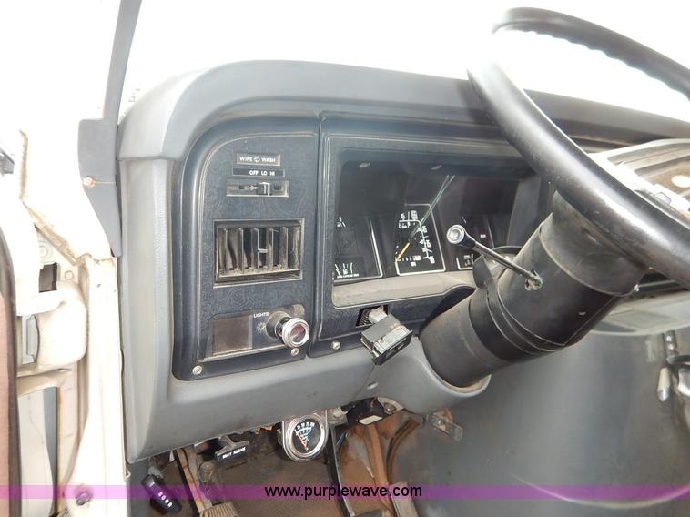 image for item J6417 1989 Ford Econoline E350 bus