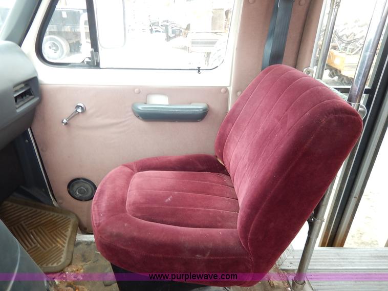 image for item J6417 1989 Ford Econoline E350 bus