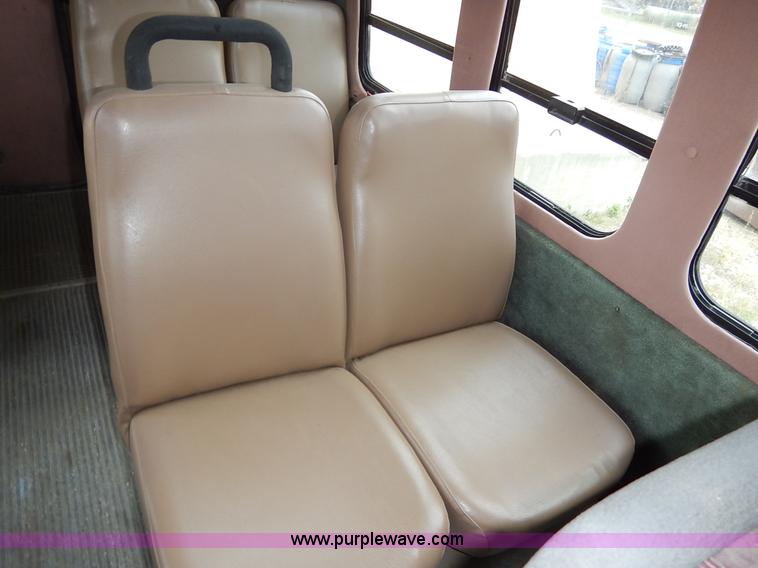 image for item J6417 1989 Ford Econoline E350 bus