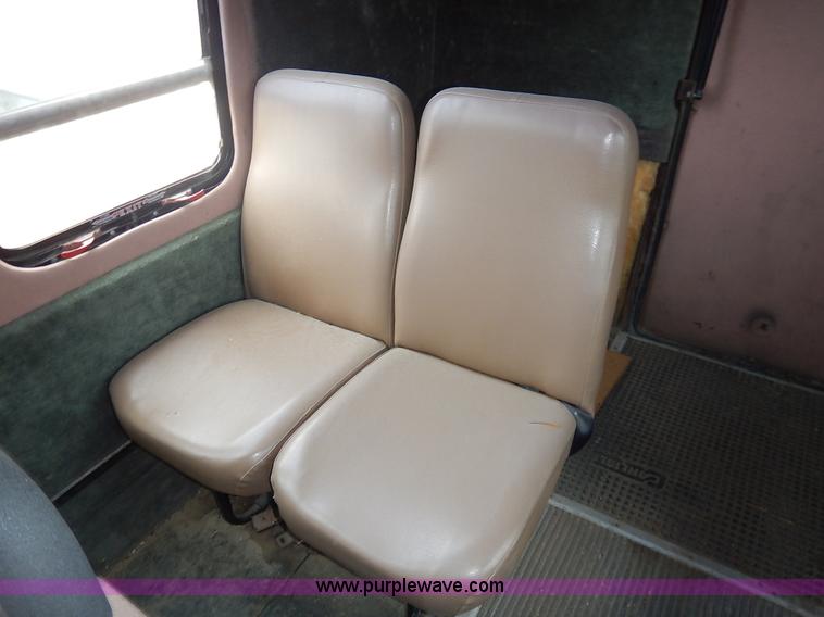 image for item J6417 1989 Ford Econoline E350 bus