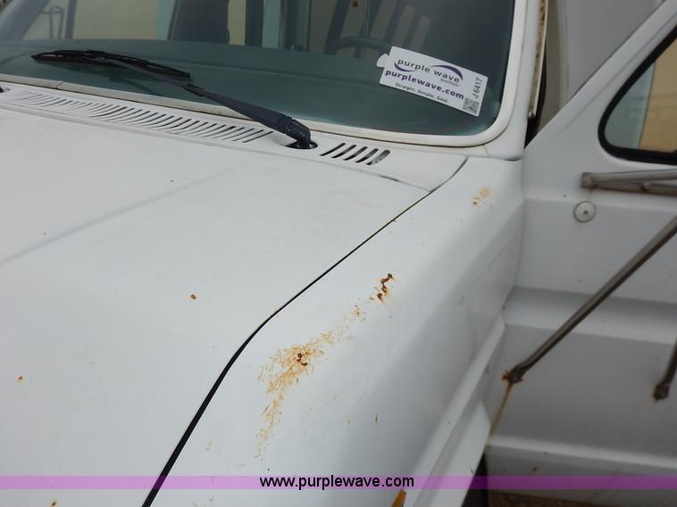 image for item J6417 1989 Ford Econoline E350 bus