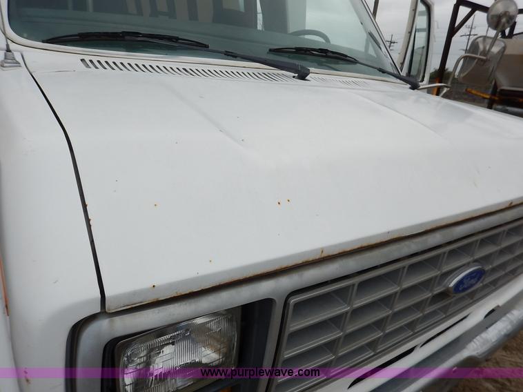 image for item J6417 1989 Ford Econoline E350 bus
