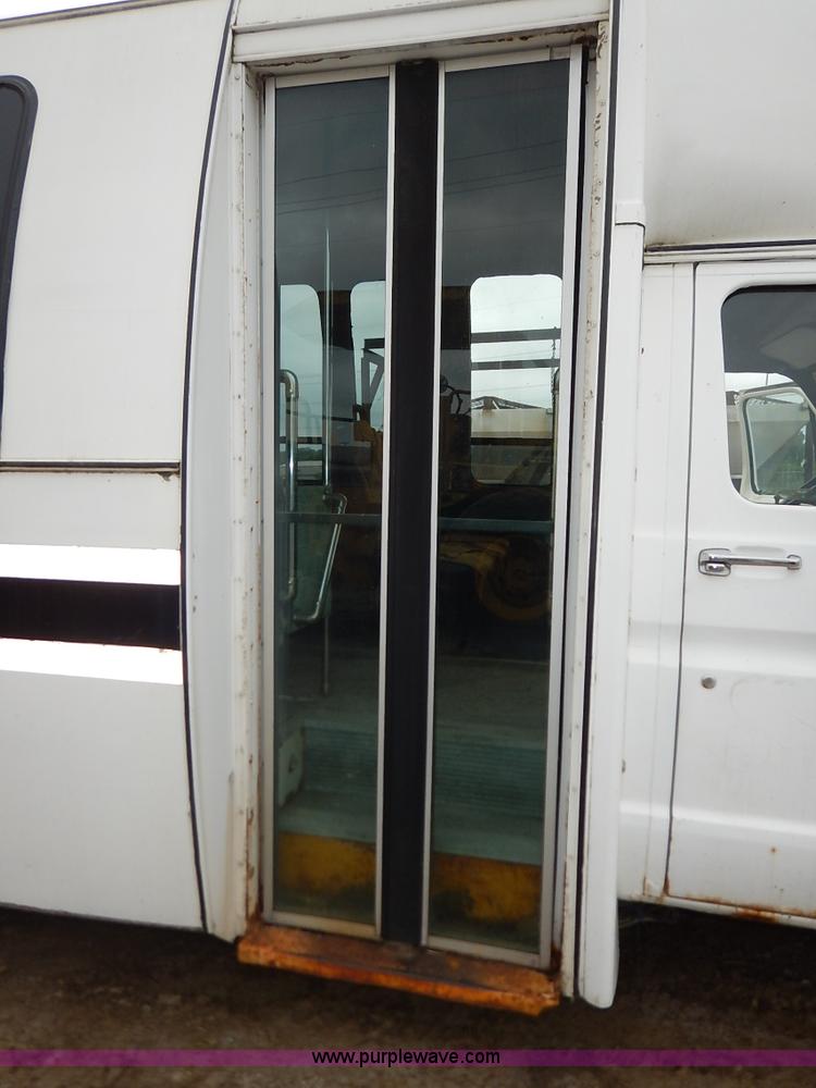 image for item J6417 1989 Ford Econoline E350 bus
